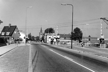 839224 Gezicht op de met AHOB's beveiligde spoorwegovergang in de Stationsweg te Bunnik, vanaf de Schoudermantel. Links ...